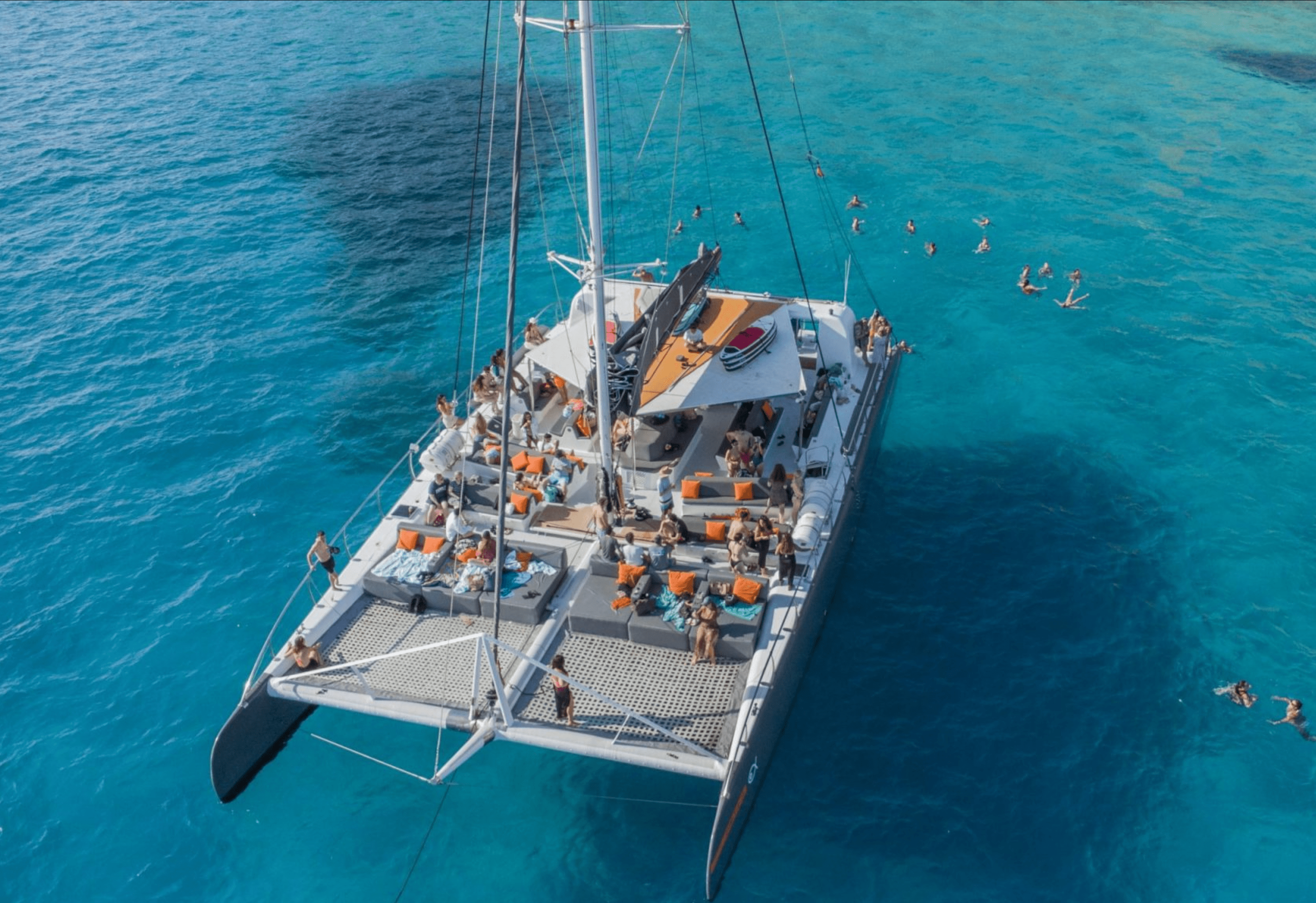 Catamarán en la bahia de Palma